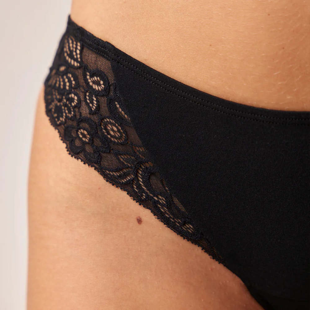 Brazilian Slips mit Spitze lace romance aus Bio-Baumwolle Schwarz